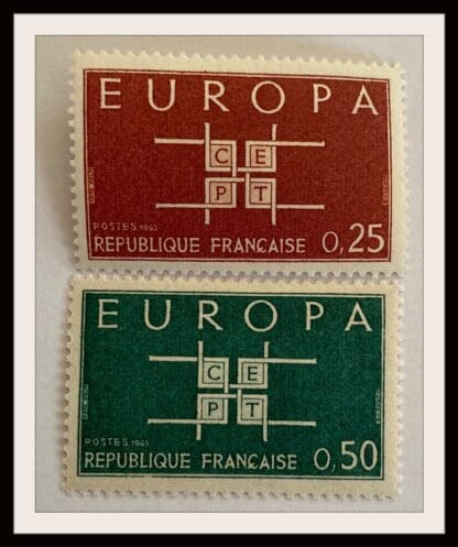 France Scott # 1074-1075 Mint Never Hinged